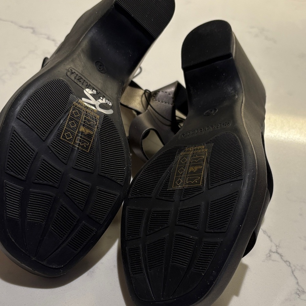 Chic  Strappy Women's Sandals New never worn - Picture 5 of 8